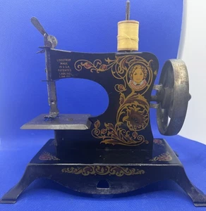 Vintage Lindstrom Little Miss Childs Toy Metal Sewing Machine USA c 1930’s - Picture 1 of 20