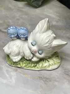 Vintage, Lefton Sleeping White Kitten & Bluebirds Figurine #01315 – Hand Painted - Picture 1 of 11