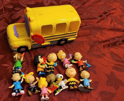 Peanuts Charlie Brown School Bus  Classroom Set w/bonus Just Play 2015 Cover