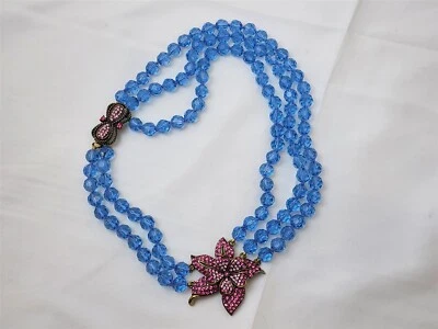 Colar Heidi Daus tom dourado e cristal azul e colar de flores de cristal rosa 18"  - Imagem 1 de 4