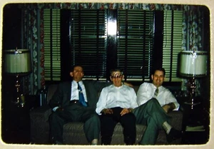 1950s 3 Hombres Relax Enjoy a Blatz Cerveza 1 Kodachrome 35mm Slide - Imagen 1 de 1