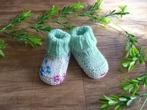 HAND KNITTED BABY BOOTIES 0-6 Months - Picture 1 of 5