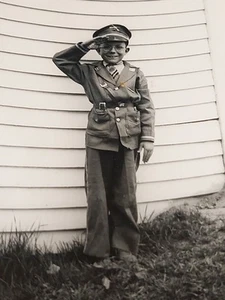 Vintage Photo C1940s Ww2 Nerdy Boy in US Military Uniform Costume Saluting War - Imagen 1 de 7