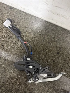 2022-2025 24 YAMAHA YZF R7 YZFR7 RIGHT REAR SET FOOT BRAKE PEDAL MASTER CYLINDER - Bild 1 von 7
