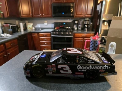Dale Earnhardt 2001 Goodwrench Service Plus 1/18 Action Diecast Car 1-20,000 - Image 1 of 4