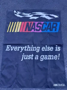Vintage NASCAR "Alles andere ist nur ein Spiel! 28" x 40" Banner - Bild 1 von 4