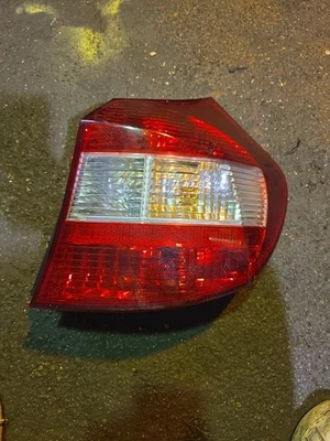 BMW 120I E87 2006 serie 1 - 5 puertas OSR lado del conductor luz trasera exterior Foto 1 de 3