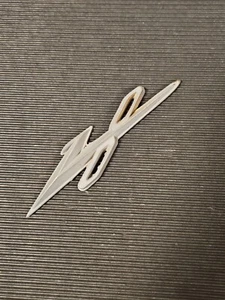 Vintage 1950s PONTIAC V8 Emblem OEM Number 520408 Made in Detroit USA - Bild 1 von 5
