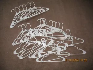 Lot of 30 White Notched Plastic Tubular Hangers For Clothing Standard Size - Picture 1 of 6