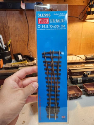 Peco SLE596 Steamline On30 Medium Radius Left Hand Turnout Electrofrog Code 100 - Image 1 of 4