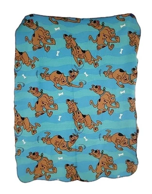 Manta Scooby-Doo 46 X 63 Scoob Persiguiendo Huesos Azul/Verde Fondo Ondulado  Foto 1 de 4