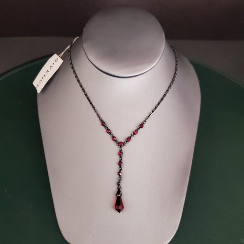 Givenchy Collana Goccia Y Gunmetal con Goccioline Lucite Rosso Rubino Sfaccettate Nuova con etichette