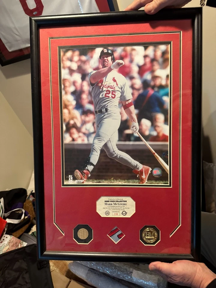 Foto enmarcada Mark McGwire "Game Used Collection", pieza de jersey y medallón Foto 1 de 4