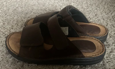 Sandalias Minnetonka de cuero marrón oscuro con correas ajustables para hombre talla 9 Foto 1 de 4