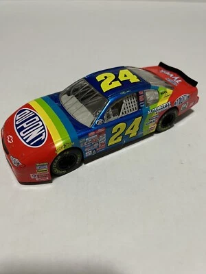 2000 #24 JEFF GORDON DUPONT RAINBOW CARRO FUNDIDO NASCAR ESCALA 1:24 HASBRO - Imagem 1 de 4