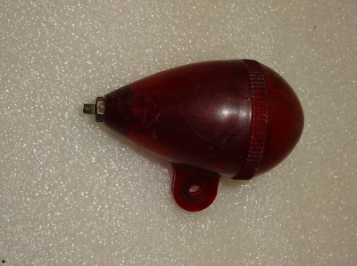 POUR COLLECTIONNEUR PIECE ANCIEN VELO. FEU ROUGE ARRIERE FORME INTROUVABLE - Photo 1/4