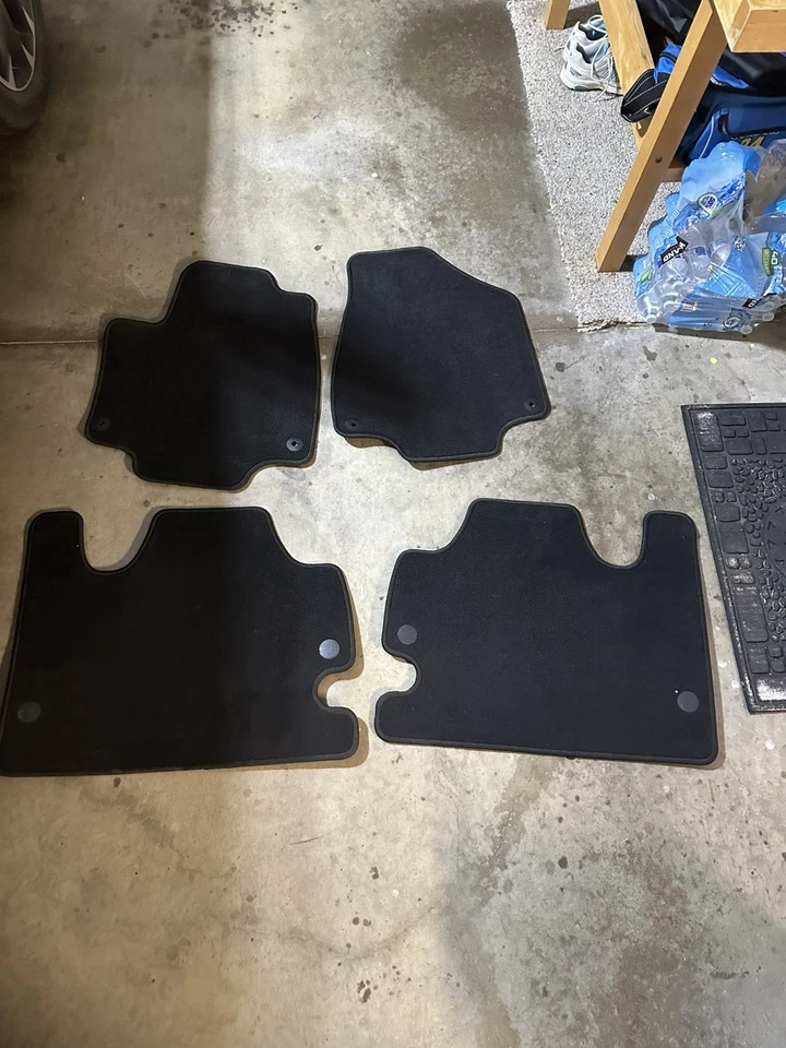 Juego de alfombrillas de fábrica OEM 2016-2025 Chrysler Pacifica & Voyager Foto 1 de 3