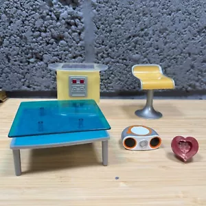 Artículos para casa de muñecas Bratz MGA mesa estéreo para juegos taburete Pacman marco de corazón - Imagen 1 de 18