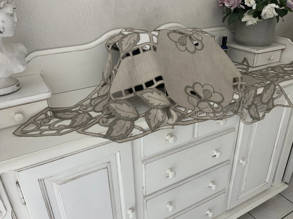 Linge Ancien Grand Chemin De TaBle Royal En Lin Bi Brodé De Feuilles Et Fleurs - Photo 1/4