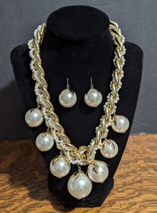 Collier boule fausse perle et chaîne dorée et boucles d'oreilles assorties - Photo 1/11