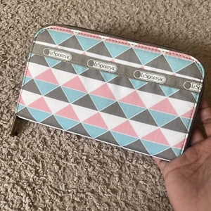 LE SPORTSAC PINK PYRAMID PRINT LILY WALLET - Picture 1 of 5