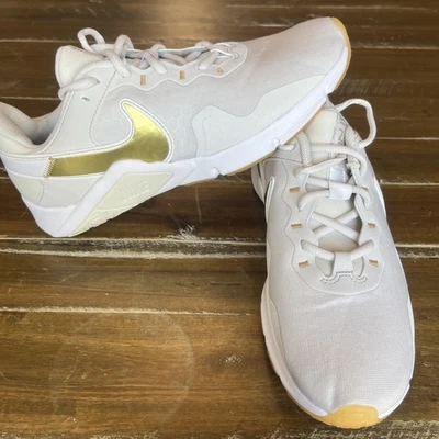 Кроссовки женские Nike Legend Essential 2, платиновый оттенок/металлик Gold Star, 9 - Изображение 1 из 4