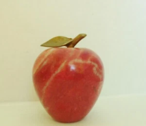Vtg Italian Alabaster Stone Fruit Basket Red Apple Brass Leaf Stem Paperweight - Imagen 1 de 6