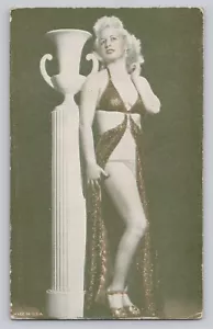 Lencería Pretty Lady posando contra una columna - Tarjeta arcade vintage hecha en EE. UU. - Imagen 1 de 2