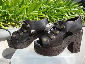 Blocco plateau Free People FARRAH pelle nera legno intagliato, a scelta EUR 37, 38 o 39 - Foto 1 di 12
