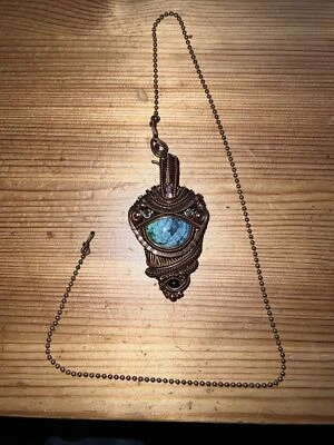 Collar colgante turquesa envuelto en alambre de cobre hecho a mano. Talismán Escorpio. Foto 1 de 4