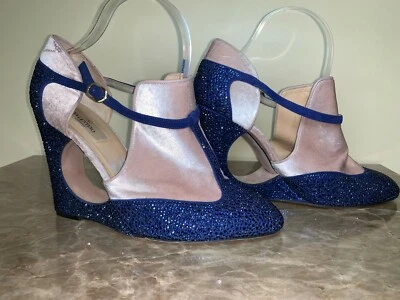 AGOTADO $1695 VALENTINO Zapatos de salón de gamuza adornados con paneles de terciopelo talla 41 Foto 1 de 4