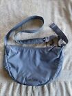 ATHLETA All About Cross Body Ceinture Sac Slouch Sac Zips Gris 12”x 7” Power Of She