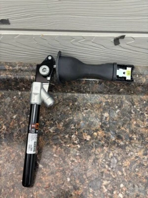 Chevrolet Malibu F 2020-2024 tensor de cinturón de seguridad conductor izquierdo GM OEM 84381843 Foto 1 de 4