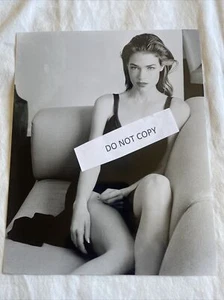 Reimpresión fotográfica 8x10 en blanco y negro de Sexi Denise Richards. - Imagen 1 de 2