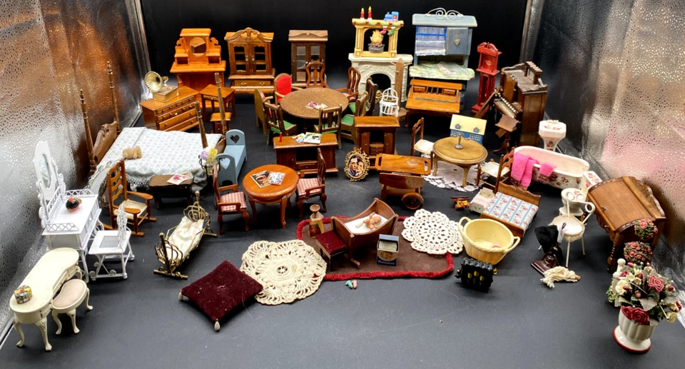 MUEBLES CASA MUÑECAS MADERA, METAL, PORCELANA - CAMAS, ESCRITORIOS, MESAS Y SILLAS ETC. Foto 1 de 4