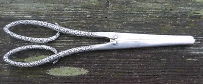 Raro - Antiguo S. Kirk & Son Plata Esterlina Sólida Repousse Guante Camilla Foto 1 de 4