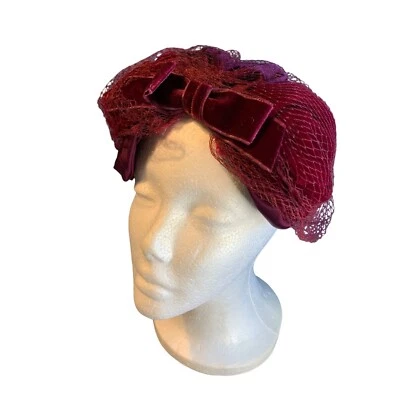 Sombrero de terciopelo rojo y satén para dama con red hecho en unión vintage Foto 1 de 4
