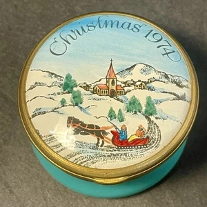 Halcyon Days Scatola Portagioie Smaltata Natale 1974 Slitta Giro Chiesa Vintage - Foto 1 di 17