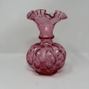 Jarrón de colección Fenton vidrio rubí superpuesto óptica diamante 7-1/2" arándano melón con volantes - Imagen 1 de 15