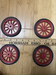 4 Ruote Antiche Abbinate Old Toy Cerchi Plastica Pneumatici Gomma Originali Ottime Condizioni - Foto 1 di 7