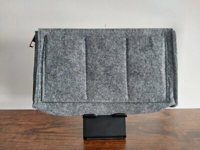Bolso organizador de fieltro gris para muñeca con forma de bolsa de almacenamiento de múltiples bolsillos Foto 1 de 4