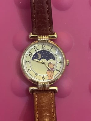 Raro Reloj Fossil X Disney Pooh Fase Lunar Mujer Tono Dorado Batería Nueva De Colección Foto 1 de 4