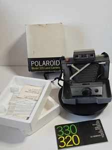 Polaroid 320 Land Camera mit Trageriemen und Blitzlichtgerät NICHT GETESTET! - Bild 1 von 8