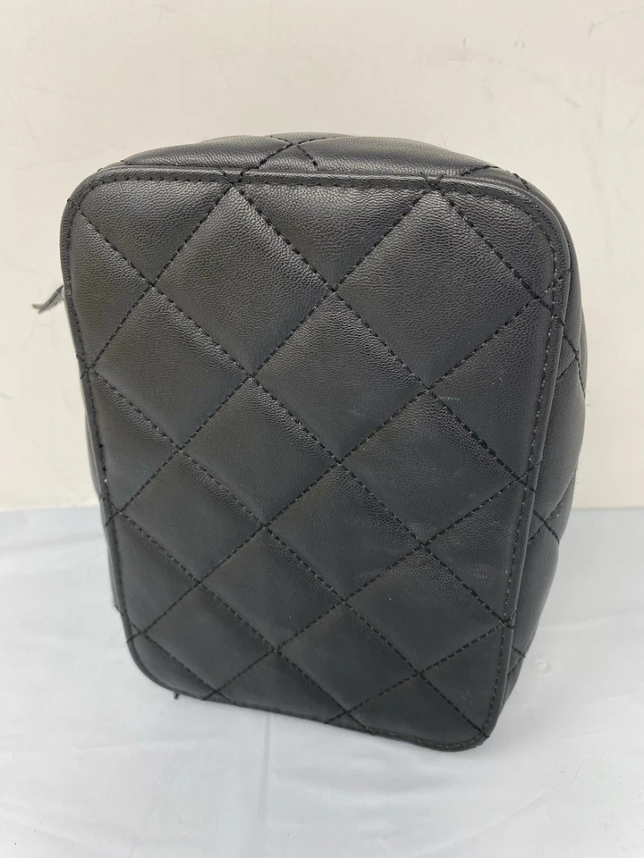 Planificador de maquillaje acolchado negro pequeño Trish McEvoy 8,5 pulgadas x 6 pulgadas x 3 pulgadas Foto 1 de 4