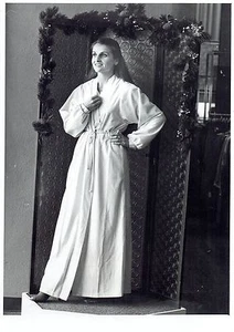 1980 Original Photo leggy fashion beauty models women's robe from Sears Roebuck - Picture 1 of 2
