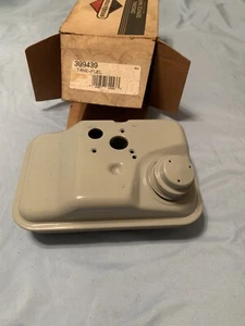 Vintage Original-Zubehör-Hersteller Nos Briggs and Stratton Kraftstofftank 399439 2 PS 2,5 PS 3 PS 3 PS 3,5 PS - Bild 1 von 5