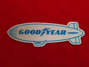 Lote de calcomanías adhesivas vintage originales Goodyear Blimp de colección 7,5" plateadas metálicas - Imagen 1 de 2