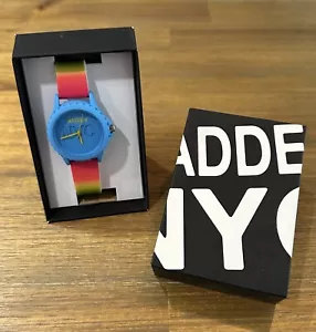 Reloj de cuarzo Madden NYC para mujer con esfera azul engomado analógico multicolor - Imagen 1 de 9