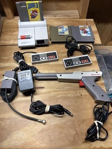 Nintendo NES Top Loader Console w/ 2 Controllers, Zapper & Mario 1, 2 & 3 TESTED - Picture 1 of 12