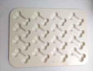 Nordic Ware Puppy Love Pan stampo a forma di osso trattamento cane biscotti cottura 13 x 10 - Foto 1 di 4